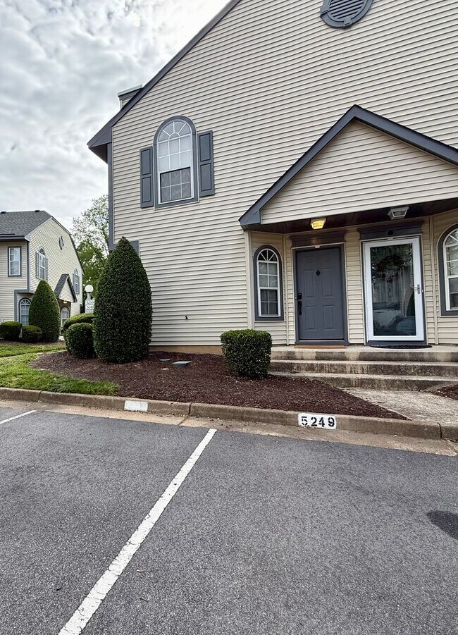 Foto del edificio - Bright and spacious 2 bed, 2.5 bath condo in the heart of Virginia Beach!