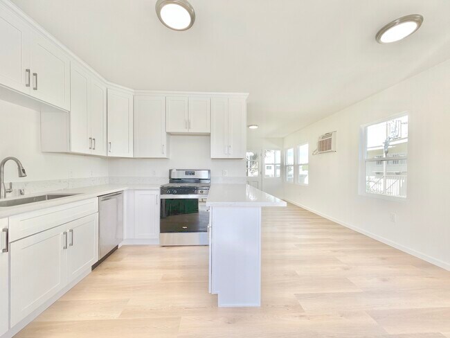 Building Photo - 2022 W 35th St