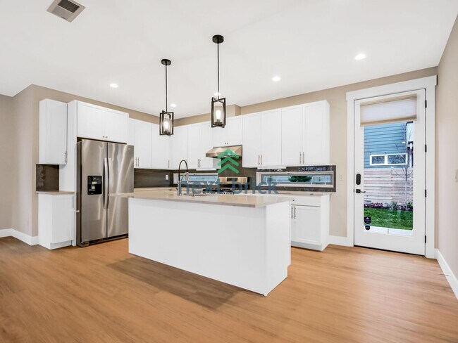 Foto del edificio - Stunning custom home 5 bedrooms and 3.5 ba...