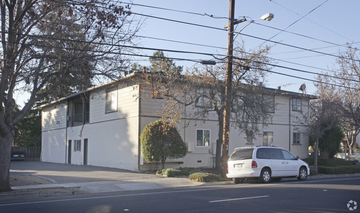 Building Photo - 589 Lincoln St