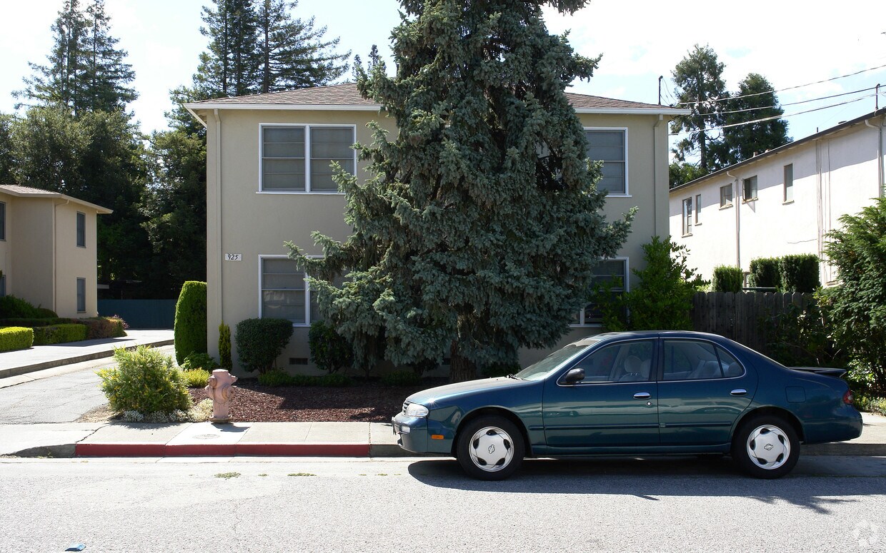Building Photo - 925 Oak Ln
