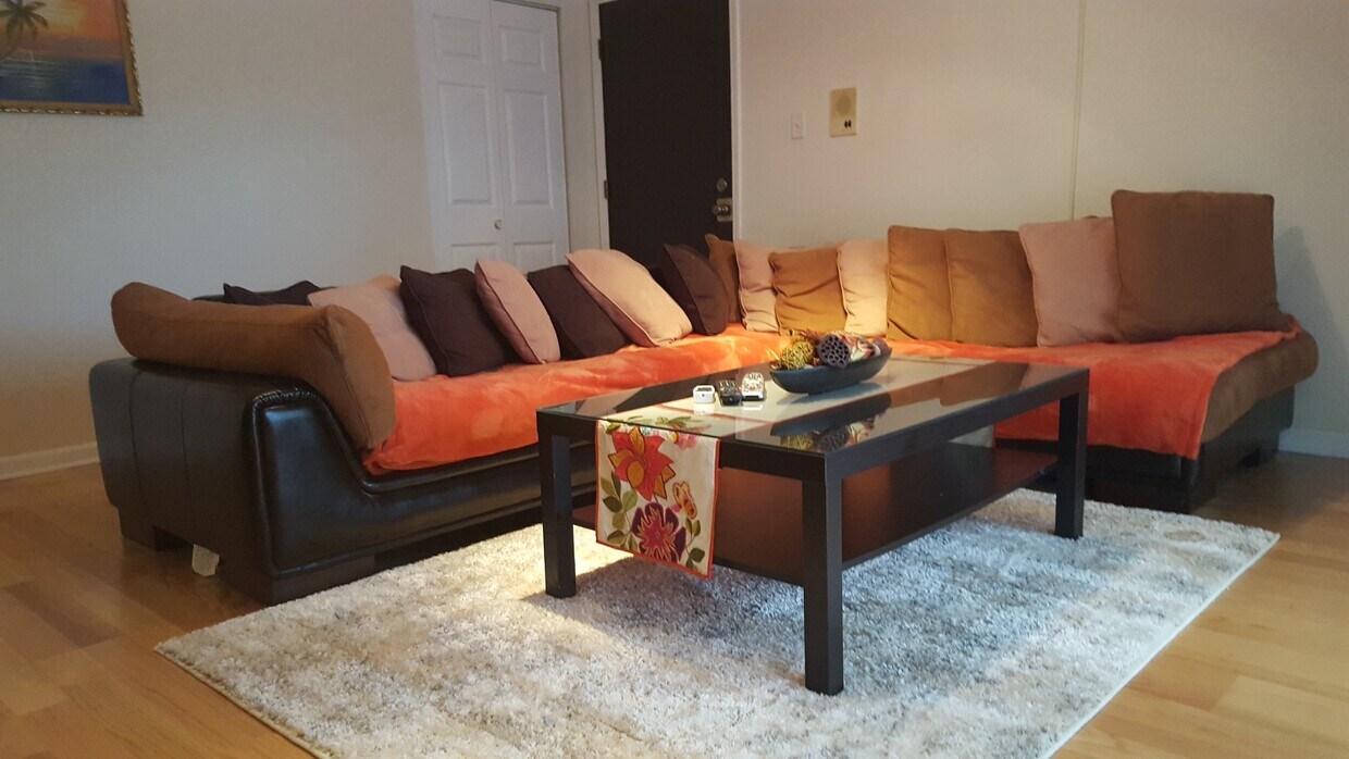 Foto principal - 6001 Marshall Ave