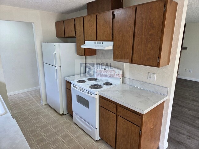 Building Photo - Check out this completely wonderful 2-bedroom, 1.0-bath unit!