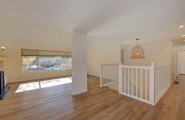 Foto del edificio - Spacious 4bd 2.5ba Home - Avail. Now!