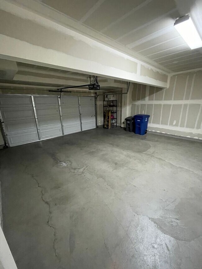 Building Photo - Great and well maintained three level 2 Be...