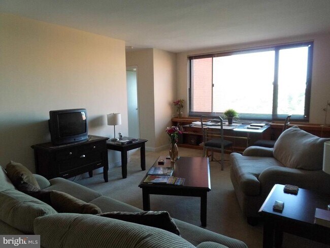 Foto del edificio - 1011 Arlington Blvd