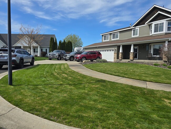 Foto del edificio - Beautiful 5 bedroom 2.5 bath home with 3 car garage and an additional Custom Shop in Post Falls!