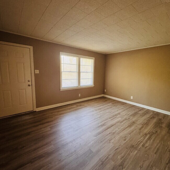 Foto del edificio - Spacious 3-Bed Retreat with Scenic Backyard located in Nederland, TX!