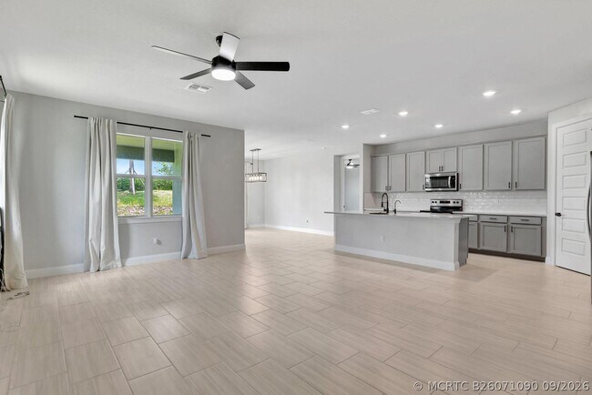Foto del edificio - 8606 Dahlia Cir