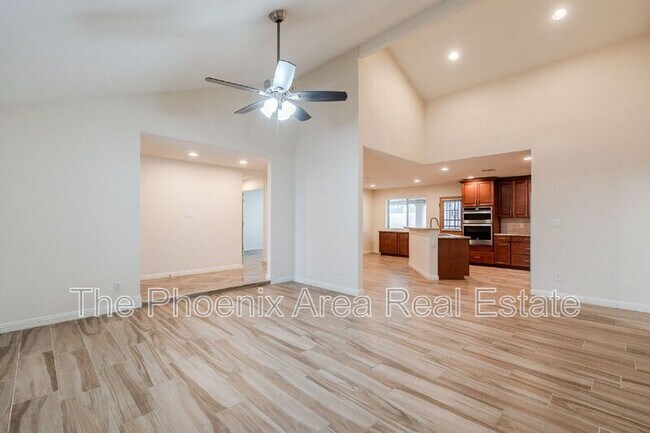 Building Photo - 3231 N Woodburne Dr