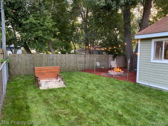 Foto del edificio - 6365 Saline Dr