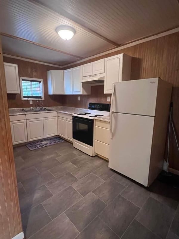 Building Photo - 19 US-19