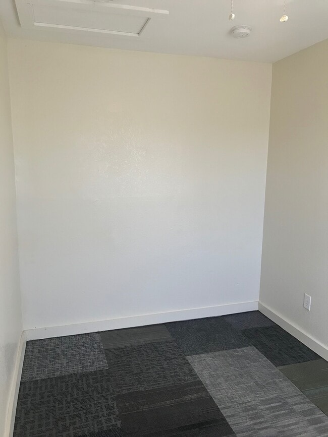 Building Photo - 3424 SW Brendan Ave