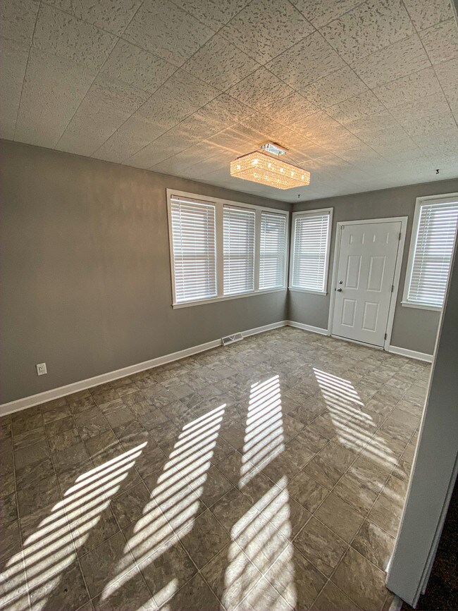 Building Photo - 1046 E Madison St