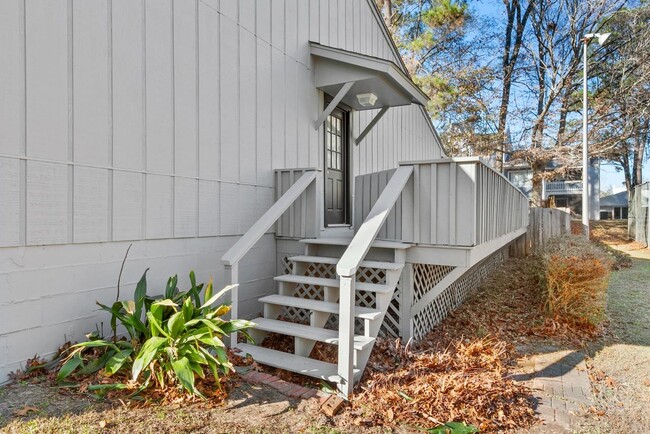 Building Photo - 2050 Gardenbrook Ln