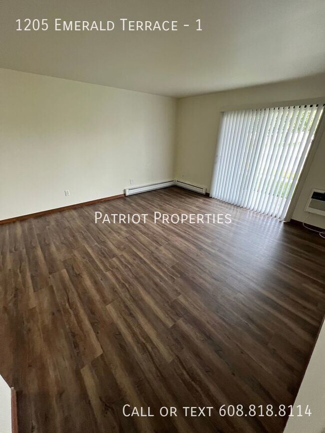 Building Photo - 1 bedroom/ 1 bath apartment in Sun Prairie...