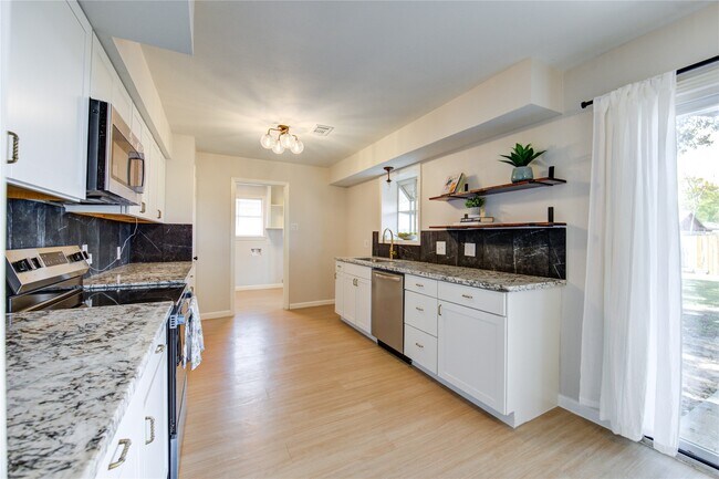 Building Photo - 1120 Mahlmann St
