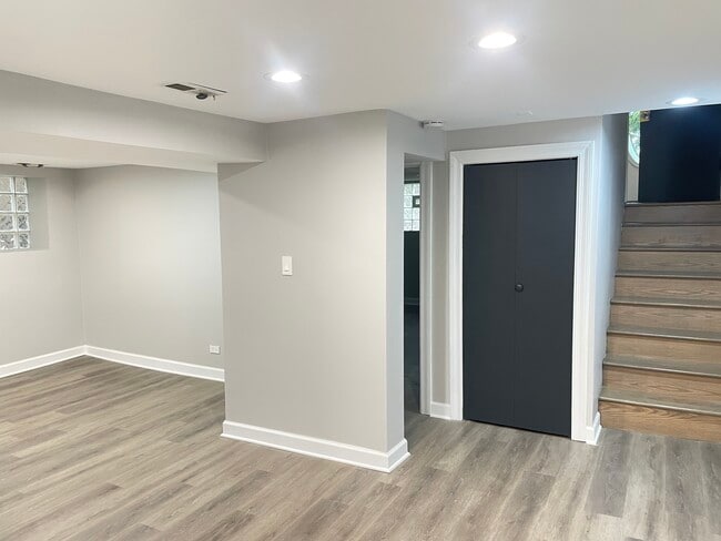 Building Photo - 2617 W Rascher Ave