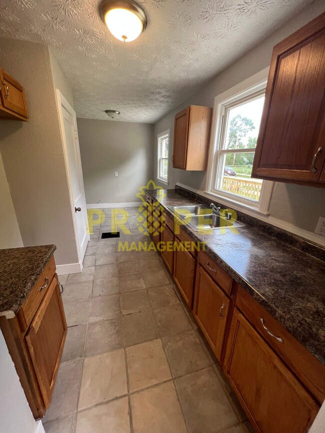 Building Photo - 2 bedrooms 1 bathroom house