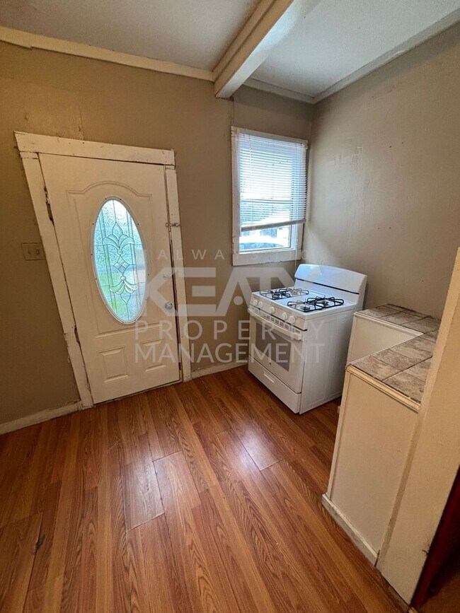 Building Photo - 3 Bedroom, 1 Bathroom House Now available ...