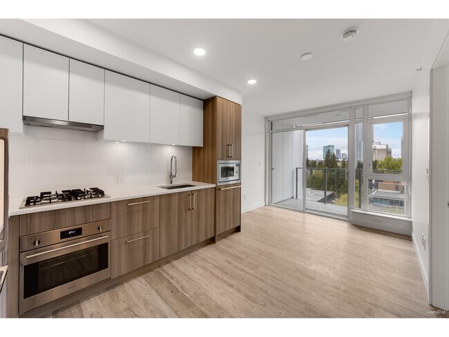 Photo du bâtiment - 9675-9675 King George Blvd