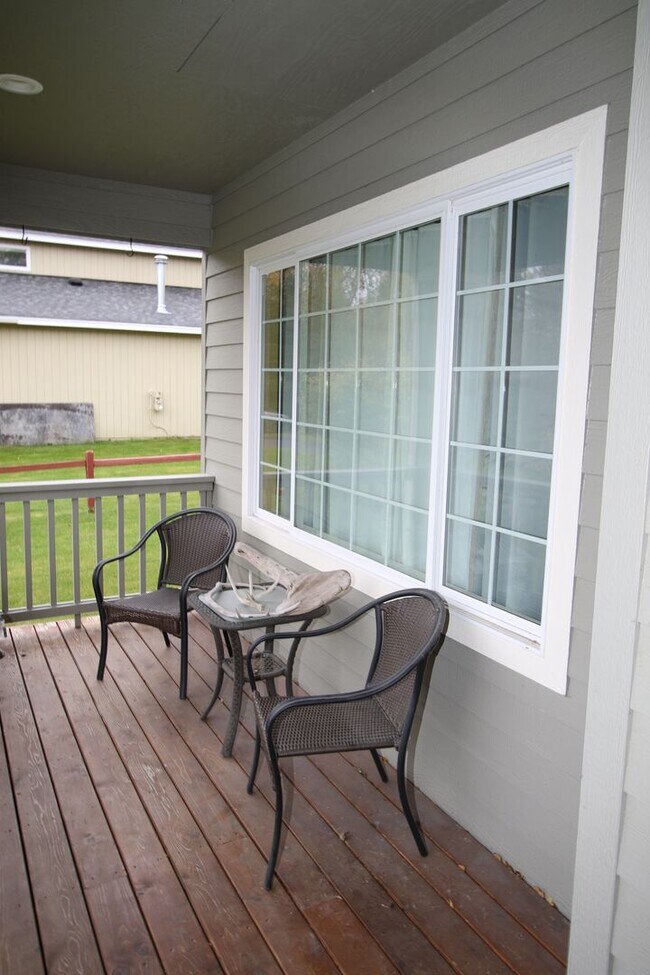 Foto del edificio - Lovely 4-Bedroom, 2.5-Bathroom Fully Furni...