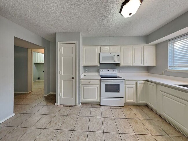 Foto del edificio - 701 Matthews Ct