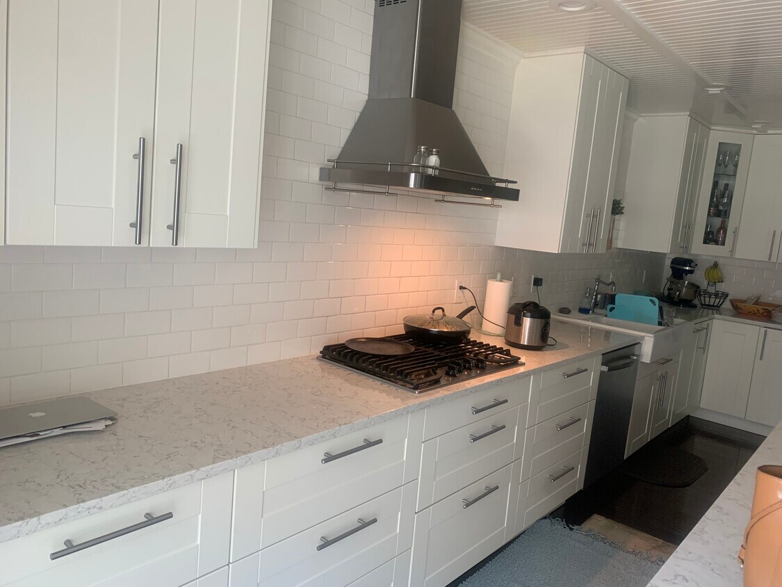 Foto principal - 654 River St