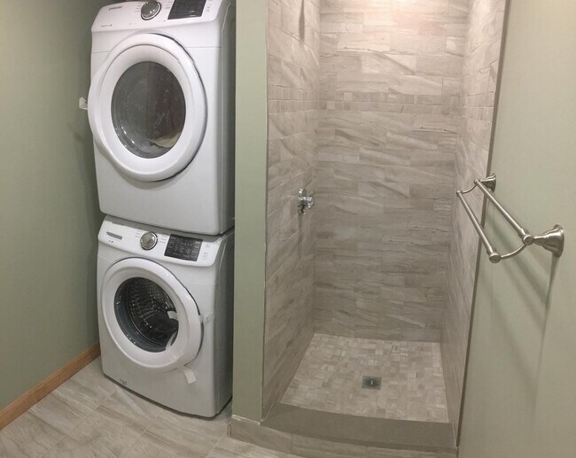 Shower and washer + dryer. - 10 Brookings St.