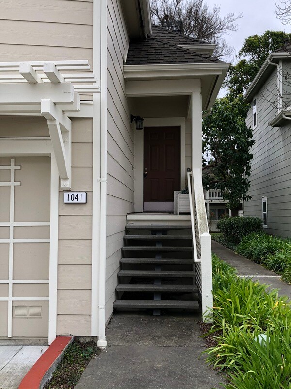 Foto del edificio - 1041 Helm Ln