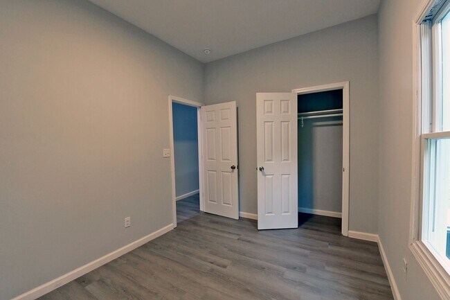 Building Photo - 2 Bed/1 Bath Historical Townhome
