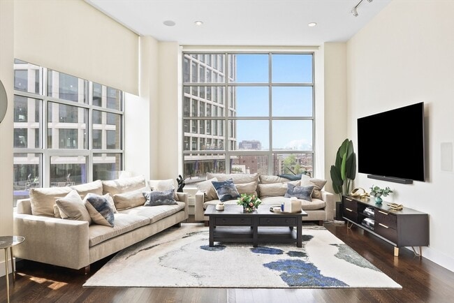 Building Photo - 360 Newbury St