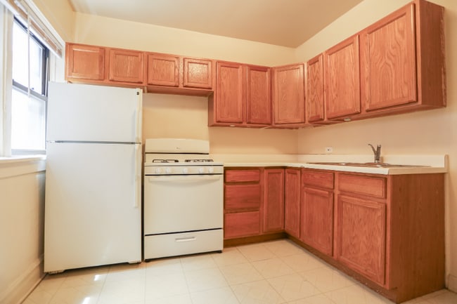 Building Photo - 2035 W Wellington Ave