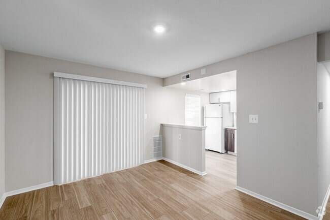 2 habitaciones, 2 baños - 1134 pies cuadrados - Área de comedor - Lakeside Apartments