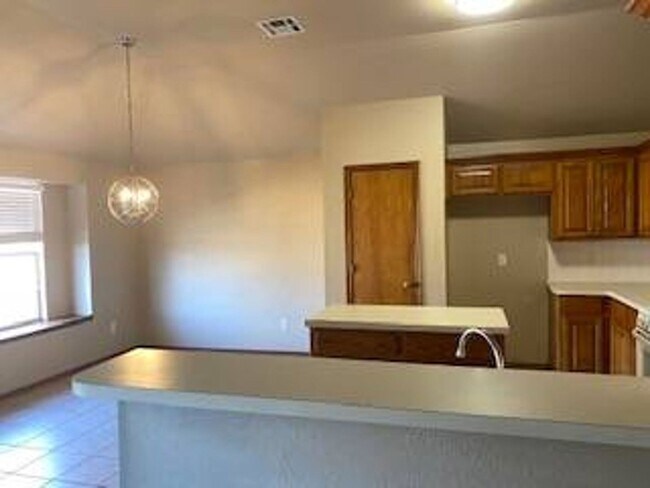 Building Photo - Edmond Home for lease