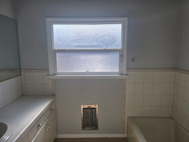 Building Photo - Singe House in garden Grove for Lease