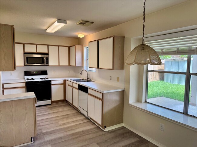 Foto del edificio - 8930 Aspen Pl Dr