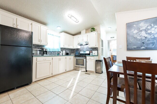 Foto del edificio - Your Private Theater & 2BR Escape – Where ...