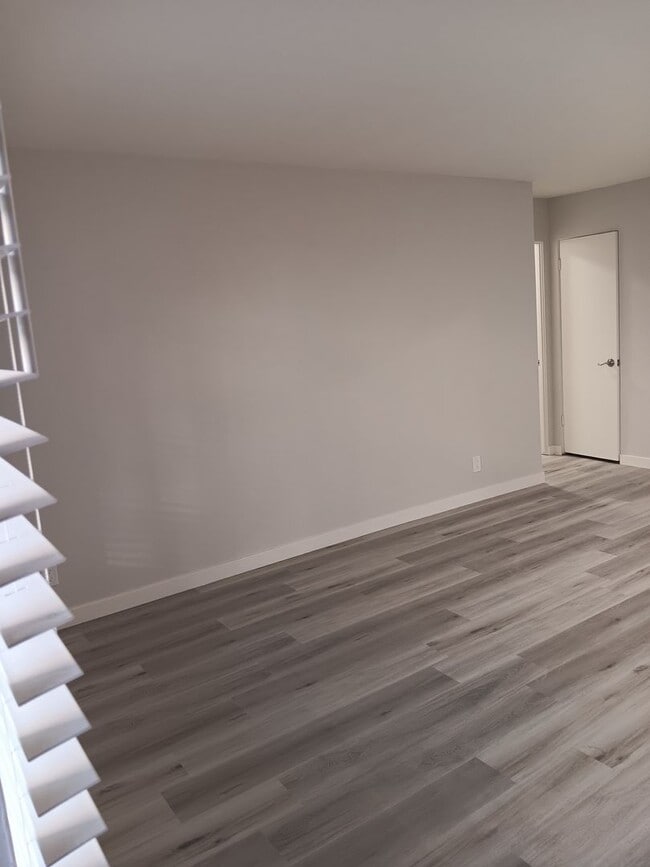 Building Photo - HILLCREST LOVELY ONE BEDROOM