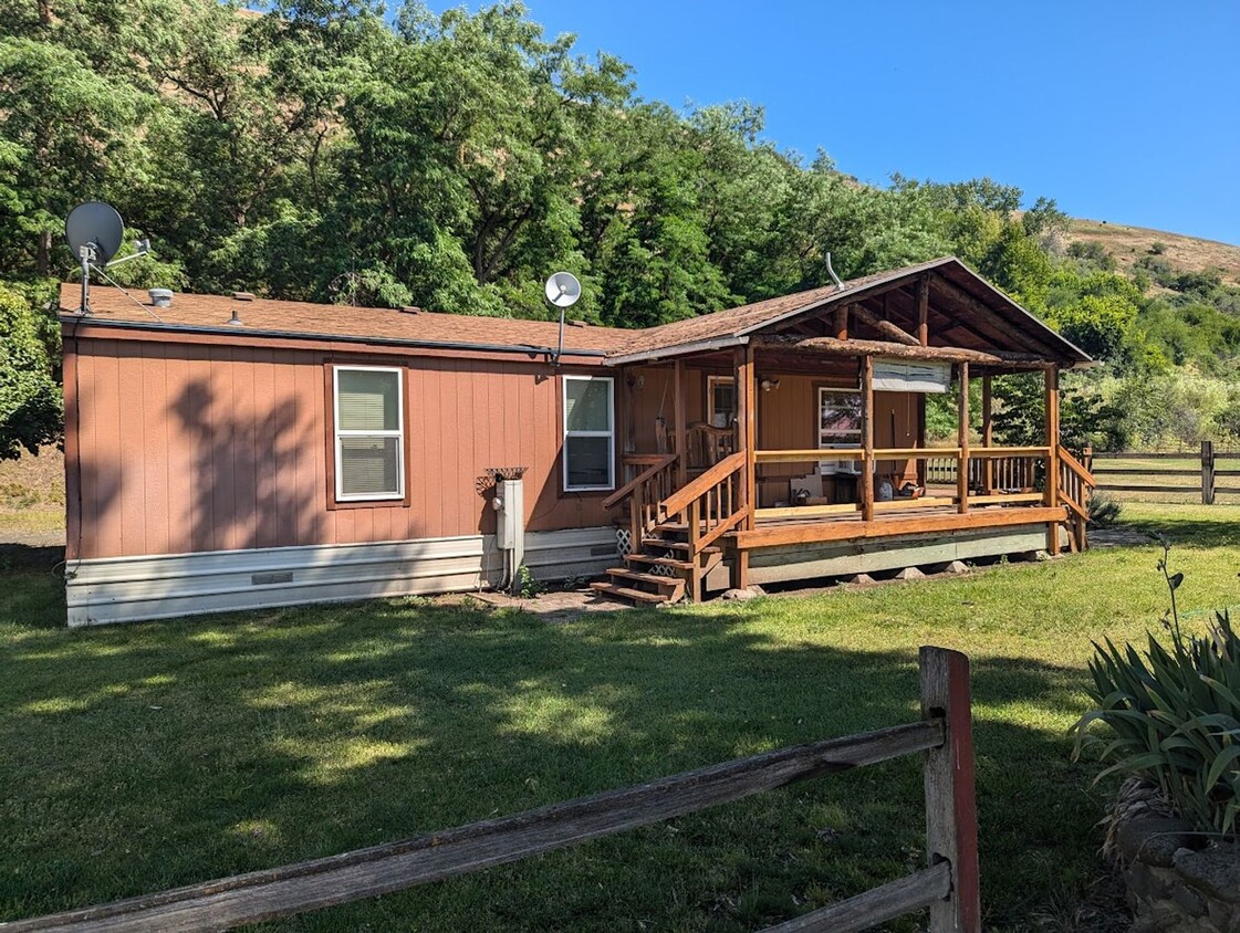 Primary Photo - Quiet Sweetwater house on with a huge deck...