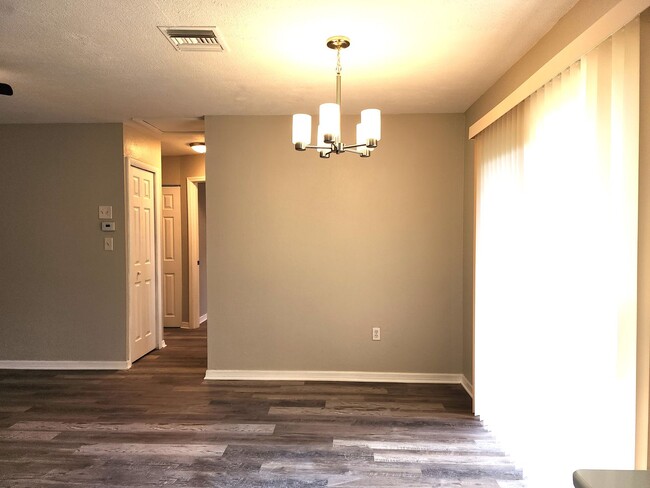 Foto del edificio - Fully Remodeled Home; New Flooring and Pai...