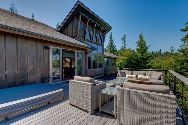 Building Photo - Gorgeous Furnished Home with Mountain Views!