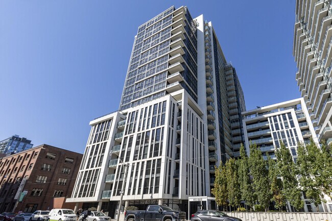 Building Photo - 400 Adelaide St E