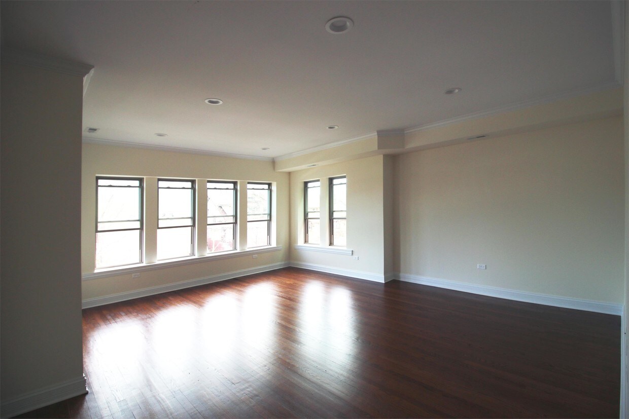 Primary Photo - 4940 N Kimball Ave