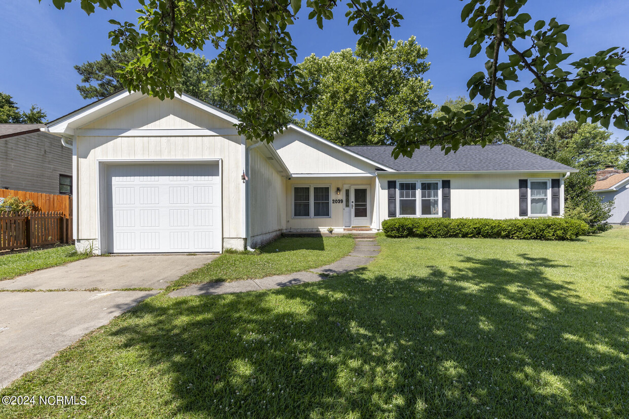 Primary Photo - 2039 Hunters Ridge Dr