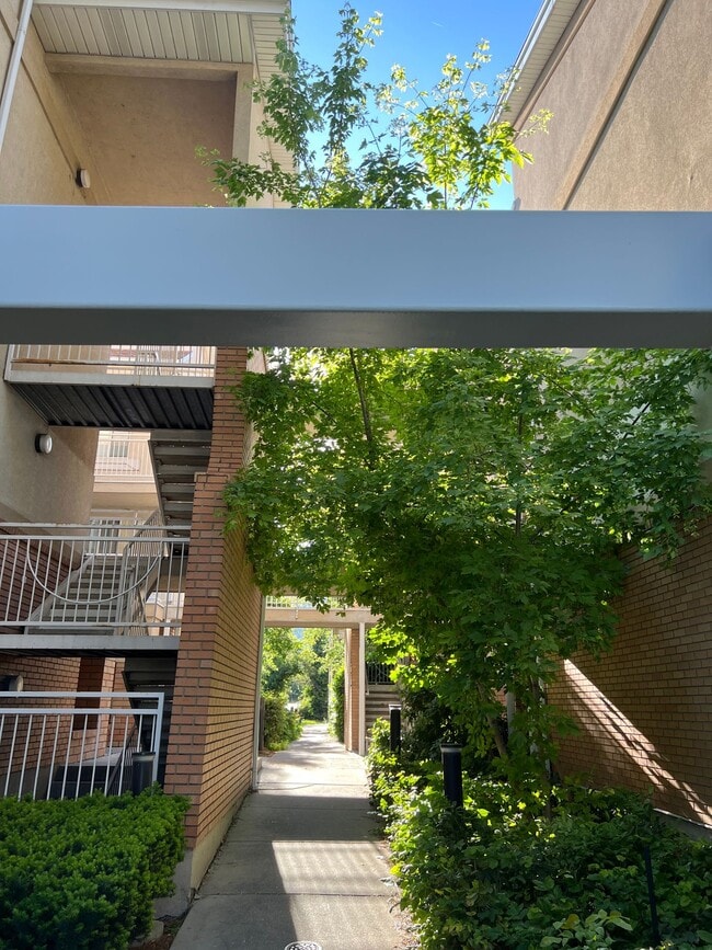 Building Photo - 672 N 500 W