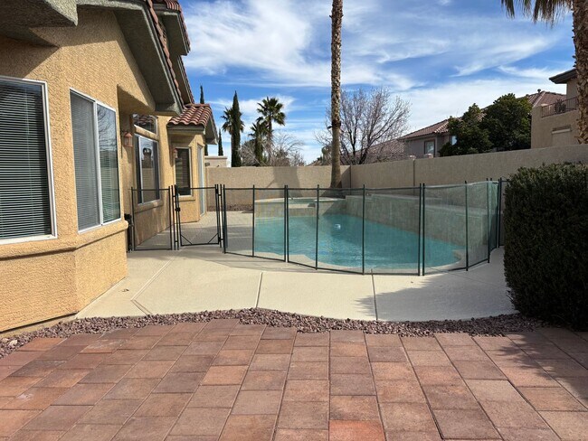 Building Photo - Stunning home with private pool & spa