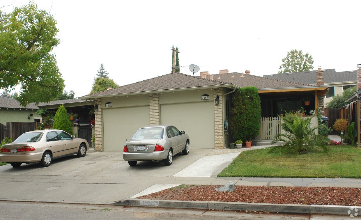 Building Photo - 4067-4069 Bismark Dr
