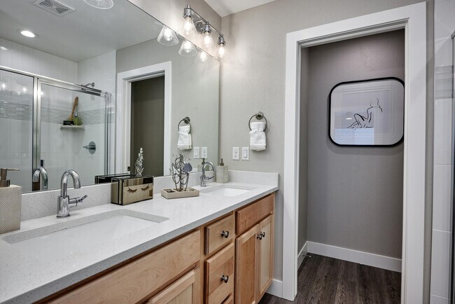 Building Photo - Creekline Townhomes