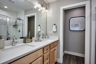 Building Photo - Creekline Townhomes